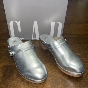 GAP clogs